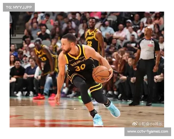 库里场边为队友加油，感冒症状明显仍关注比赛