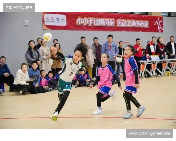 幼儿手球赛现萌态瞬间：小选手摔倒后即刻爬起续战